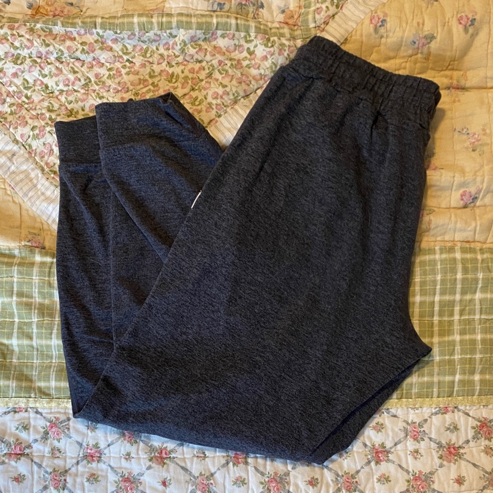 Vuori performance jogger in charcoal heather